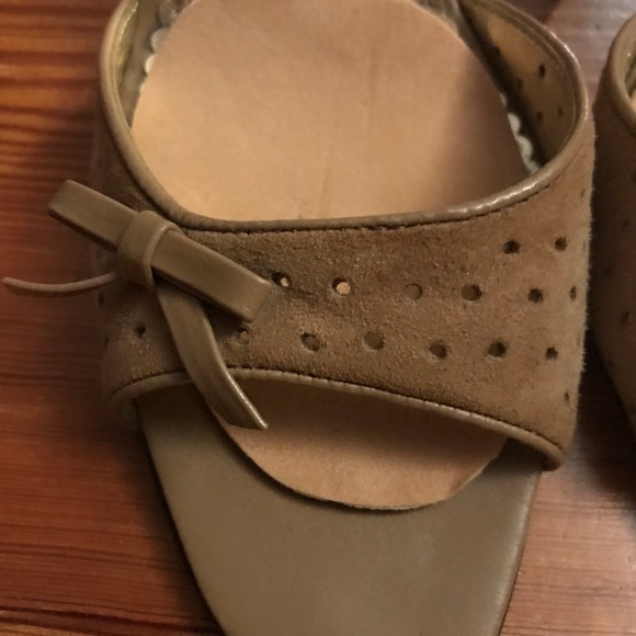 BCBG Girls Beige Suede Open Toe Kitten Pumps NEW - Picture 4 of 6